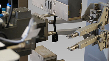 ASTM D412 - Tensile test on elastomers and rubber - detailed view of elastomer dumbbell specimen, specimen grip and extensometer