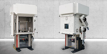 ZwickRoell universal testing machine AllroundLine combined with the extreme event test chamber from Weiss Technik for safe battery abuse tests on lithium-ion batteries.