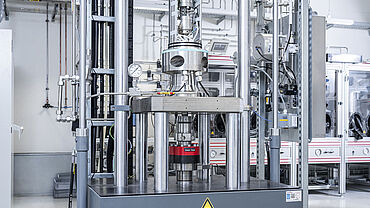 Materials testing machine for tests in hydrogen environment or methane environment
