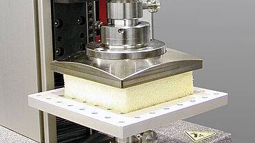ISO 3386, твердость при осадке Конструкция испытания, нажимные плиты с образцом из мягкого пенного материала