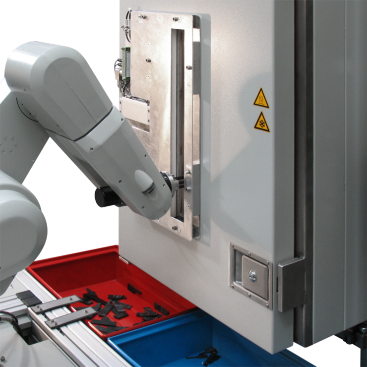 Robotic testing system roboTest R: tensile and flexure tests | ZwickRoell