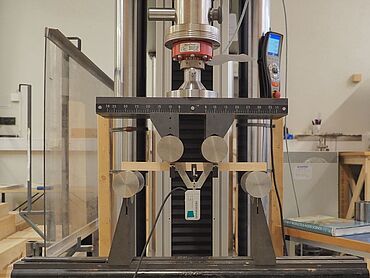 Лаборатория NMBU - машина для испытаний древесины: Испытание на изгиб