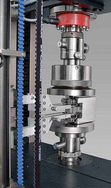 makroXtens rekmeter met meetvoelers voor rekmeting volgens ASTM D695 bij een end loading druktest