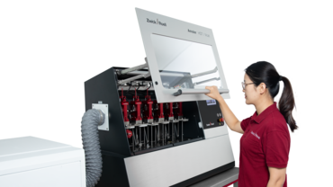 Equipamento de ensaio Vicat de acordo com a norma ISO 306, ASTM D1525: Amsler HDT/Vicat Allround 3-600 Dispositivo de ensaio Vicat Amsler HDT Vicat Allround 6-300 com usuário e porta de segurança aberta