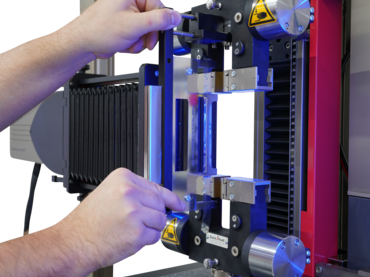 Dispositivo de inserção para filmes de pouca resistência à flexão para a centralização vertical segura e rápida da amostra para o ensaio de tração em filmes conforme ASTM D882